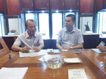 长春市副市长张敬安(左)与j9国际集团(831999)董事长郑两斌(右)进行洽谈 长春市副市长张敬安(左)与j9国际集团(831999)董事长郑两斌(右)进行洽谈