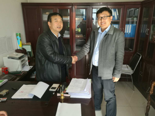 j9国际集团(831999)公司层与岚县林业局局长王志平(左)签署林业碳汇项目合同 j9国际集团(831999)公司层与岚县林业局局长王志平(左)签署林业碳汇项目合同