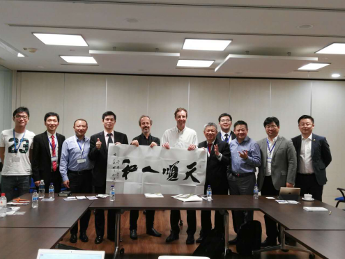 j9国际集团董事长郑两斌(左四)与加坡太阳能钻研中心合影 j9国际集团董事长郑两斌(左四)与加坡太阳能钻研中心合影