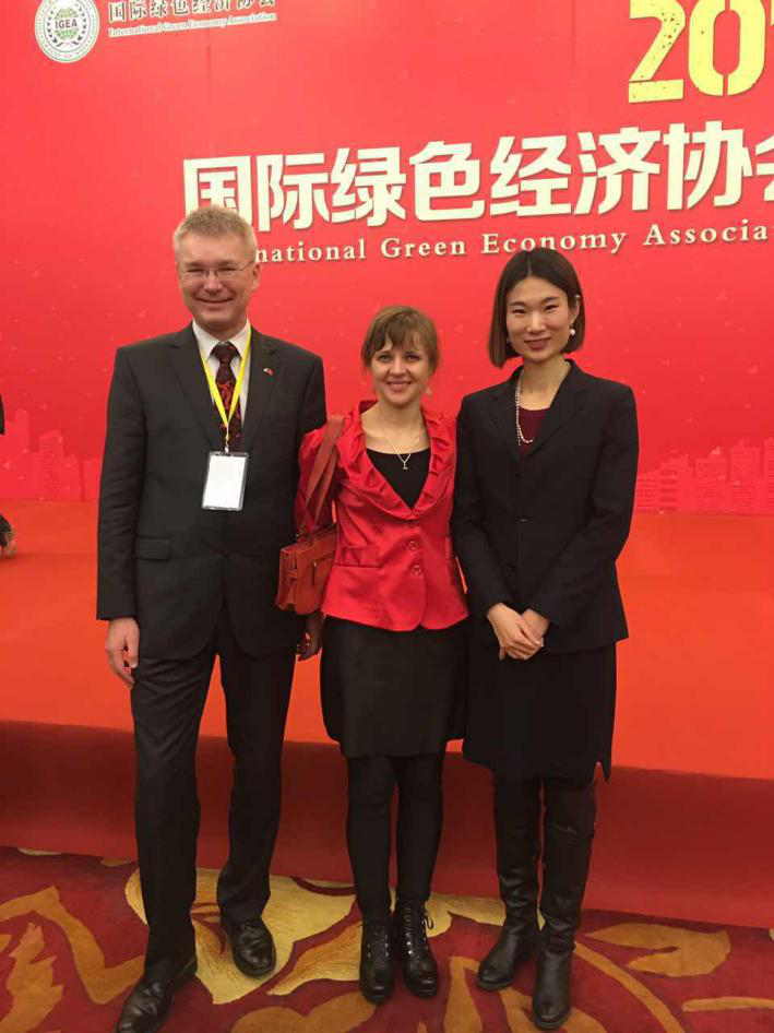 ½Ý˹ÖкÏ×÷лá¼àÊ»áÔ±Rudolf Zachoval£¨×óÒ»£©¡¢Sarka Zhang£¨×ó¶þ£©Óë j9¹ú¼Ê¼¯ÍÅÁõ×Ü£¨ÓÒÒ»£©ºÏÓ° ½Ý˹ÖкÏ×÷лá¼àÊ»áÔ±Rudolf Zachoval£¨×óÒ»£©¡¢Sarka Zhang£¨×ó¶þ£©Óë j9¹ú¼Ê¼¯ÍÅÁõ×Ü£¨ÓÒÒ»£©ºÏÓ°