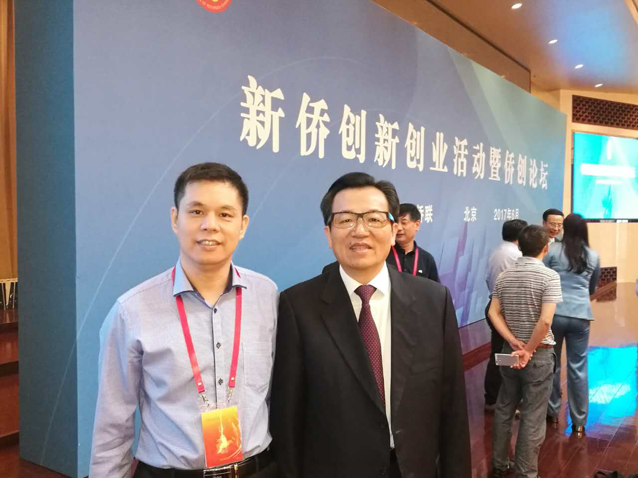 j9国际集团董事长郑两斌(左)与中国侨联副主席李卓彬(右) j9国际集团董事长郑两斌(左)与中国侨联副主席李卓彬(右)