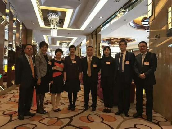 任市工贸易结合会主席燕瑛(左4)与j9国际集团董事长郑两斌(右2)等合影 0 (2)